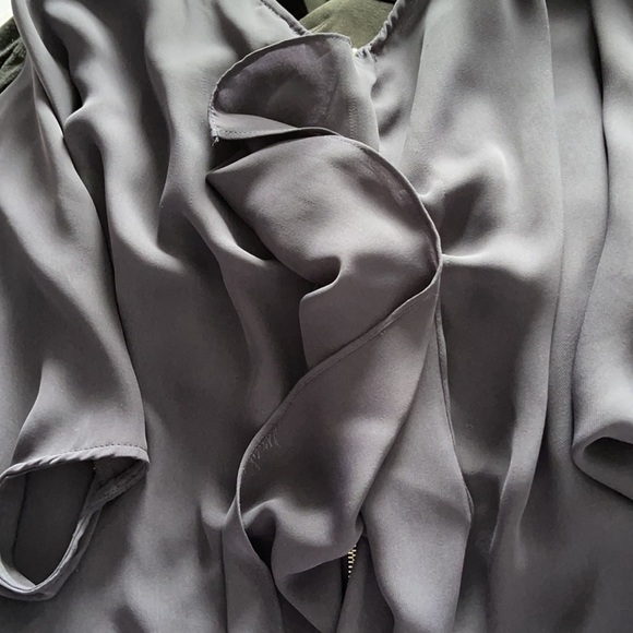 Rare find knot front Belle sleeve ruffle back zip - Picture 7 of 8